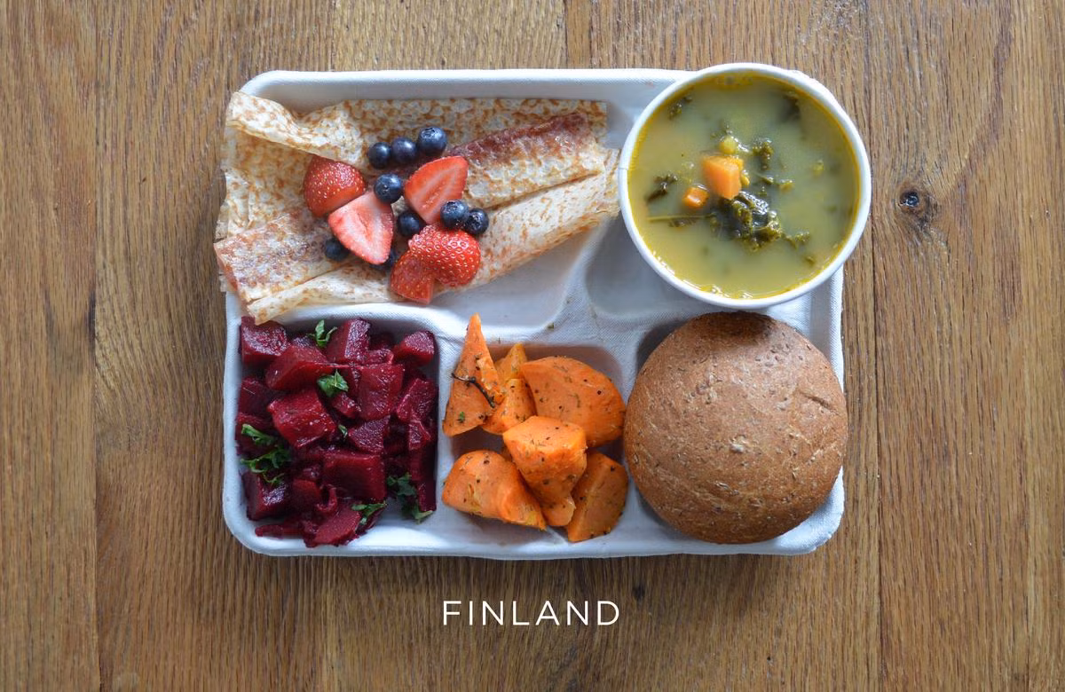Bữa trưa của các bé Phần Lan có phần hơi thiên về các món chay với súp đậu, cà rốt, salad và hoa quả tươi. Ảnh: Huffingtonpost.