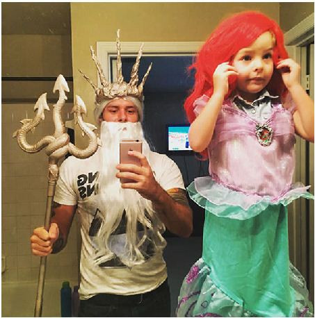 Vị Thần biển cả Poseidon và cô con gái là nàng tiên cá cũng chạy theo trào lưu "tự sướng" như ai.