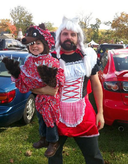 Cô bé quàng khăn đỏ và con chó sói... Chỉ có điều cô bé này có vẻ hơi quá cỡ so với chú chó sói kia.