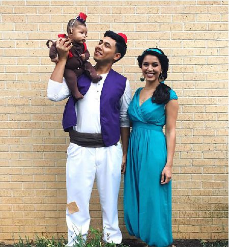 Aladin và cô công chúa thì không thể thiếu cây đèn thần và chú khỉ con được.