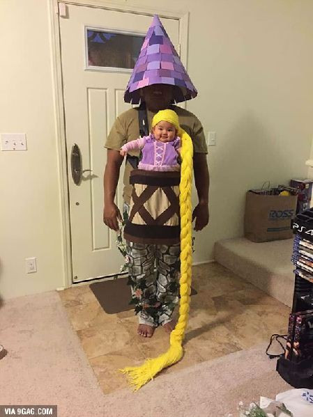 Những bộ trang phục Halloween như thế này đảm bảo sẽ khiến nhóc tỳ nhà bạn thích mê. Trong ảnh là cô công chúa tóc dài và tòa lâu đài chính là ông bố.