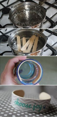 Bạn cũng có thể tận dụng những que kem sau khi ăn xong, ngâm trong nước sôi khoảng 15 phút để que mềm ra, bạn có thể uốn chúng và ấn vào trong cốc để tạo thành hình chiếc lắc tay xinh xắn cho bé.