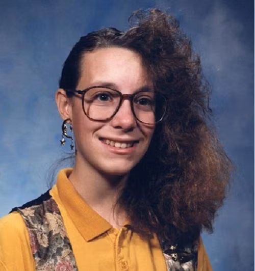 Và một cô gái khác với mái đầu theo chuẩn "con nhà lành" của thế kỷ trước.