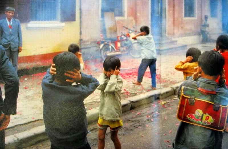 Một trong những trò mà bất cứ em nhỏ nào thời xưa cũng thích chơi đó là chơi pháo. Ảnh: Baomoi.