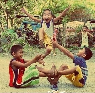 Một thời thiếu thốn trăm bề nhưng những trò chơi thời bao cấp của trẻ em đã trở thành một phần tuổi thơ của không biết bao nhiêu người.