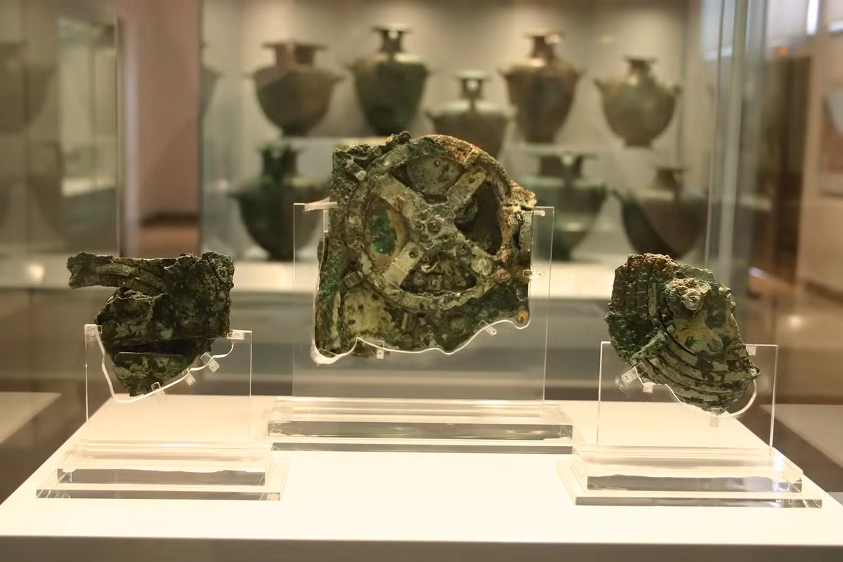 Các nhà khoa học tin rằng đây là cỗ máy tính đầu tiên của nhân loại được sử dụng để tính toán vị trí của mặt trời và mặt trăng.