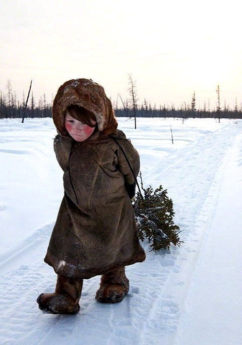 Đây vốn dĩ là một tộc người có nguồn gốc từ Mông Cổ nhưng lại sinh sống chủ yếu ở trong lãnh thổ nước Nga. Họ có những bộ quần áo rất dày được làm từ da và lông động vật để chống chọi lại cái lạnh chết người ở nơi này. Ảnh: Pinterest.