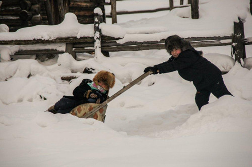 Hai em nhỏ đang chơi đùa với cái lạnh âm độ C. Những đứa trẻ thổ dân Nemets thường được ưu tiên đặc biệt khi gia nhập vào các trường thiếu sinh quân cho trẻ em vì sức khỏe hơn người và sức chịu đựng phi thường của mình. Nhiều đơn vị đặc nhiệm của Nga chỉ tuyển những thanh niên sinh ra và lớn lên ở khu vực Siberi vì sức khỏe và thể lực bẩm sinh của những người sinh sống tại đây. Ảnh: Sundea.