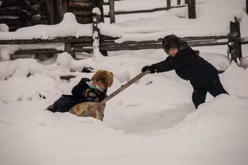 Hai em nhỏ đang chơi đùa với cái lạnh âm độ C. Những đứa trẻ thổ dân Nemets thường được ưu tiên đặc biệt khi gia nhập vào các trường thiếu sinh quân cho trẻ em vì sức khỏe hơn người và sức chịu đựng phi thường của mình. Nhiều đơn vị đặc nhiệm của Nga chỉ tuyển những thanh niên sinh ra và lớn lên ở khu vực Siberi vì sức khỏe và thể lực bẩm sinh của những người sinh sống tại đây. Ảnh: Sundea.