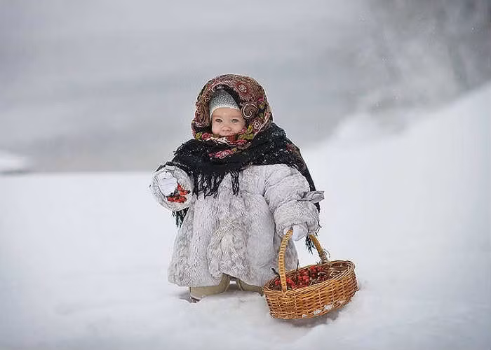 Một em nhỏ rất đáng yêu trong bộ đồ dày cộp. Nếu lần đầu đặt chân đến Siberia vào mùa đông, chắc chắn bạn sẽ phải giật mình trước sắc màu trắng đến chói mắt của tuyết. Ở đây không có gì ngoài tuyết, tuyết và rất nhiều tuyết. Ảnh: Skymet.