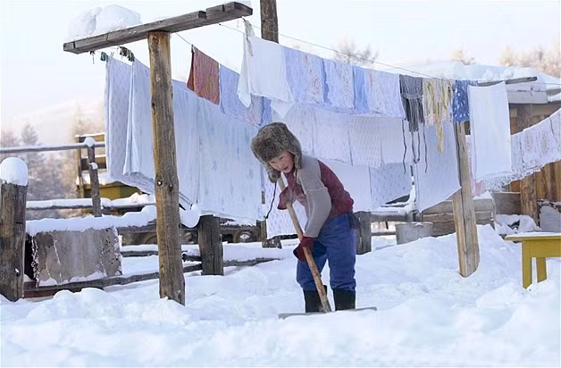 Những trẻ em sống ở nơi lạnh nhất thế giới thường có sức chịu đựng phi thường với cái lạnh ngay từ khi còn nhỏ. Ảnh: Pinterest.