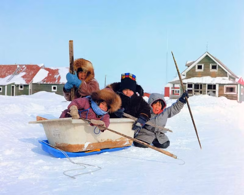 Những em bé chịu lạnh giỏi nhất thế giới là những em nhỏ thổ dân Nemets ở vùng Siberia, Liên Bang Nga. Đây là những em bé có sức chịu đựng phi thường khi các em đang sinh sống ở nơi có nhiệt độ thường xuyên ở mức âm vài chục độ C quanh năm. Ảnh: Dailymail.