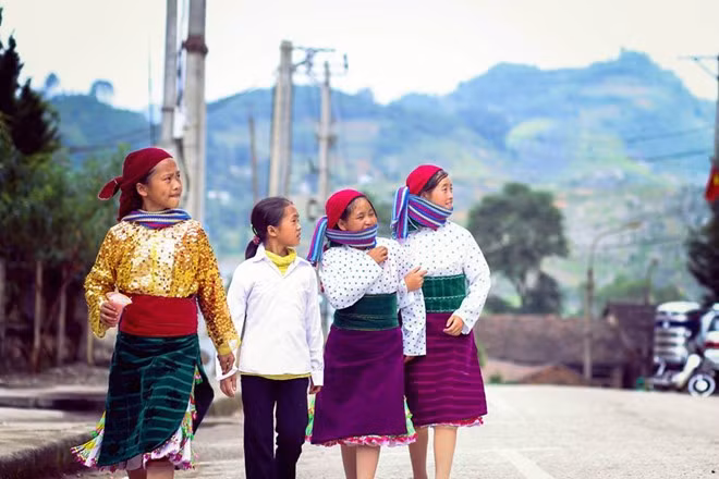 Những em bé dân tộc đi dạo phố trong những bộ trang phục truyền thống. Ảnh: Baodatviet.