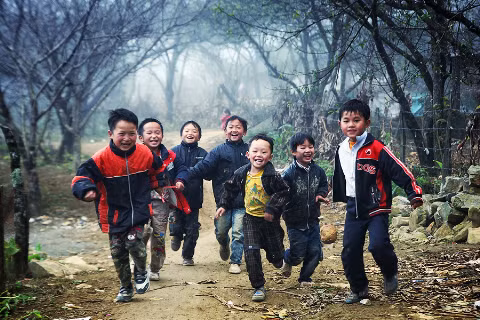 Những hình ảnh trẻ em trong khung cảnh thiên nhiên qua ống kính của phượt thủ luôn thu hút người xem. Ảnh: NXBkimdong.