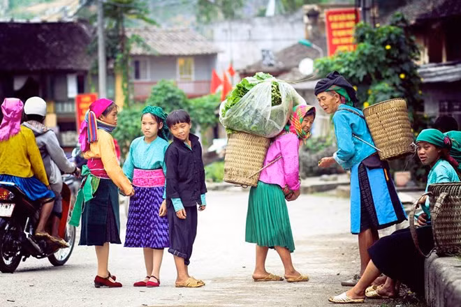 Những cô cậu bé cùng các mẹ đi chợ phiên. Ảnh: Baodatviet.
