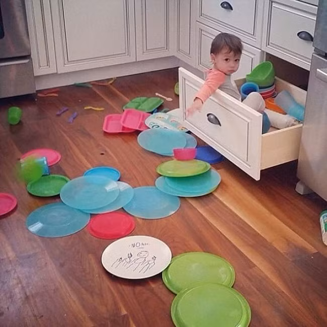 Bỏ hết bát đĩa ra ngoài để lấy chỗ trống chui vào trong ngăn kéo, may mắn đây toàn là đĩa nhựa chứ không phải thủy tinh hay sứ. Ảnh: Brightside.