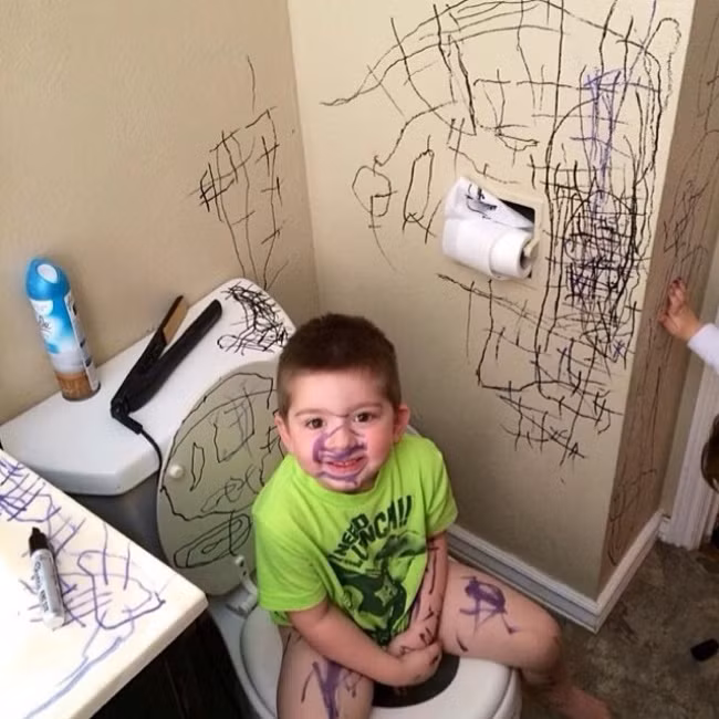 Chỉ là đi vệ sinh thôi, có cần thiết phải làm mọi thứ rối tung lên như thế này không??? Ảnh: Brightside.