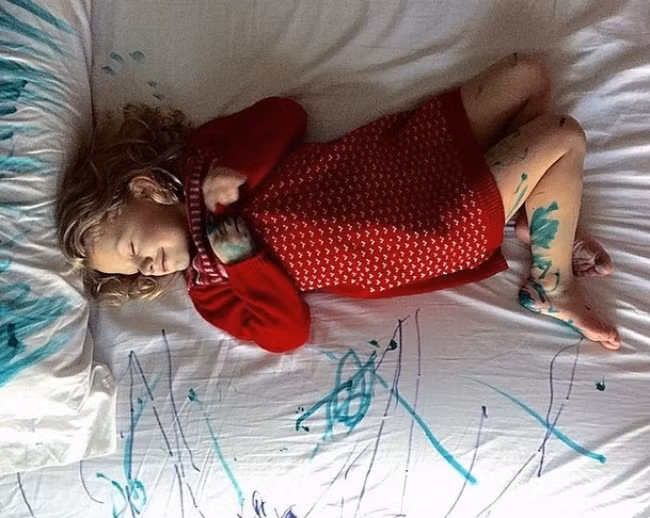 Nhiều đứa trẻ có những cách nghịch ngợm không giống ai khiến phụ huynh phải bàng hoàng ngã ngửa mỗi khi đến "hiện trường" quá muộn. Ảnh: Brightside.