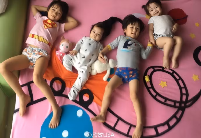 Nhân vật trong bộ ảnh là cả bốn người con của Lisa. Ảnh: Sina.