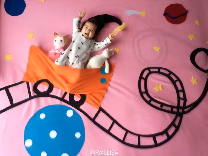 Bà mẹ Lisa (Trung Quốc) mới đây đã chụp ảnh bé khi thức theo trào lưu đang nở rộ trên mạng và thu hút được rất nhiều sự chú ý. Ảnh: Sina.