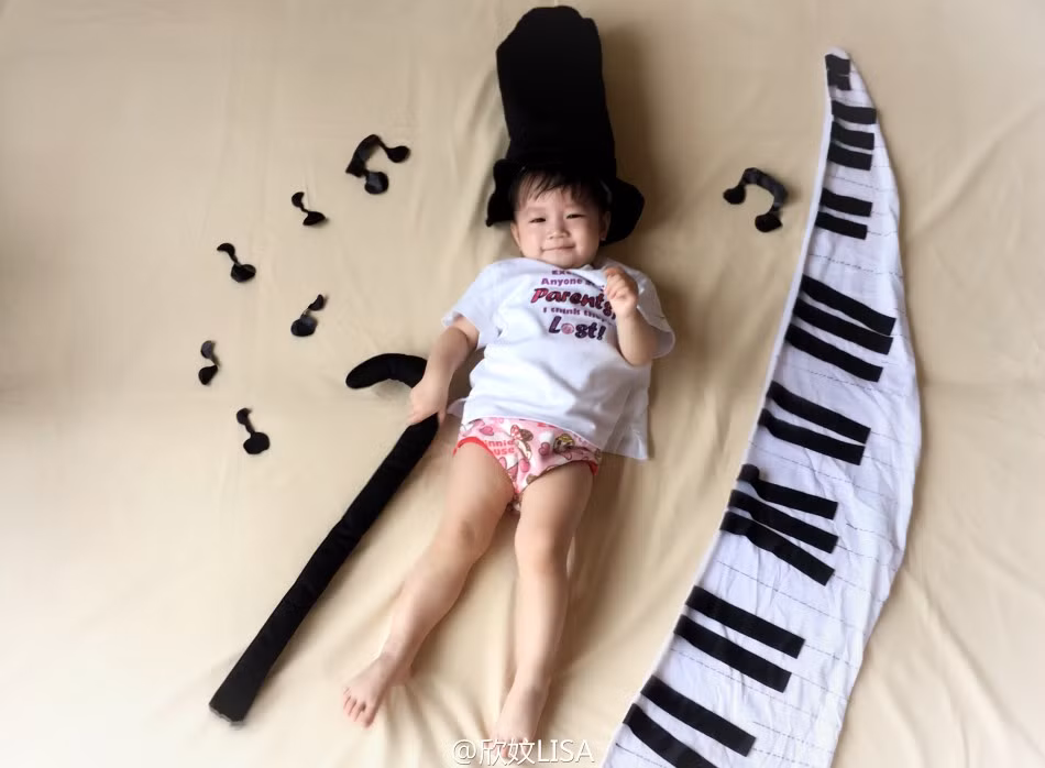 Bé sẵn sàng hưởng ứng việc chụp ảnh của mẹ mình. Ảnh: Sina.