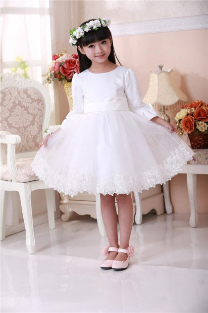 Với những bé gái tầm 5, 6 tuổi, bạn có thể chọn cho bé những bộ váy trắng tinh khôi như thế này, chắc chắn bé sẽ trở thành trung tâm trong bữa tiệc sinh nhật của mình.