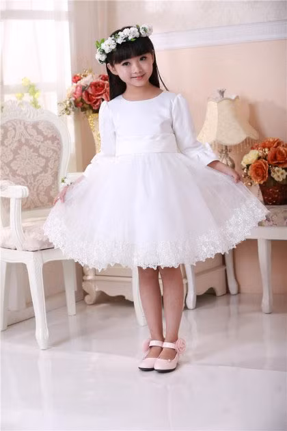 Với những bé gái tầm 5, 6 tuổi, bạn có thể chọn cho bé những bộ váy trắng tinh khôi như thế này, chắc chắn bé sẽ trở thành trung tâm trong bữa tiệc sinh nhật của mình.