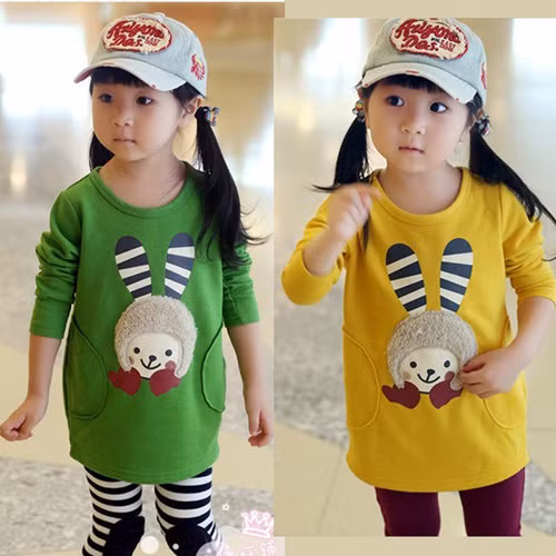 Kết hợp quần legging với những chiếc váy áo vừa đơn giản vừa đẹp điệu. Mẹ cũng có thể sử dụng phong cách phối đồ này cho các bé khi đi học, đi chơi mà vẫn đảm bảo sự thoải mái cho các bé.