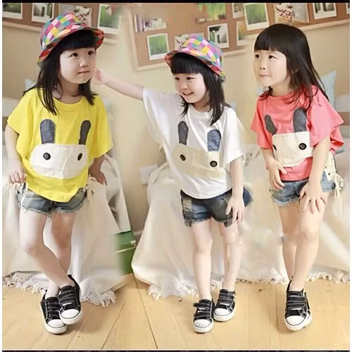 Áo phông là một loại trang phục phù hợp với các bé gái năng động để bé có thể tha hồ chạy nhảy, chơi đùa. Các mẹ nên chọn cho bé những chiếc áo phông rộng rãi để bé thoải mái nhất có thể.