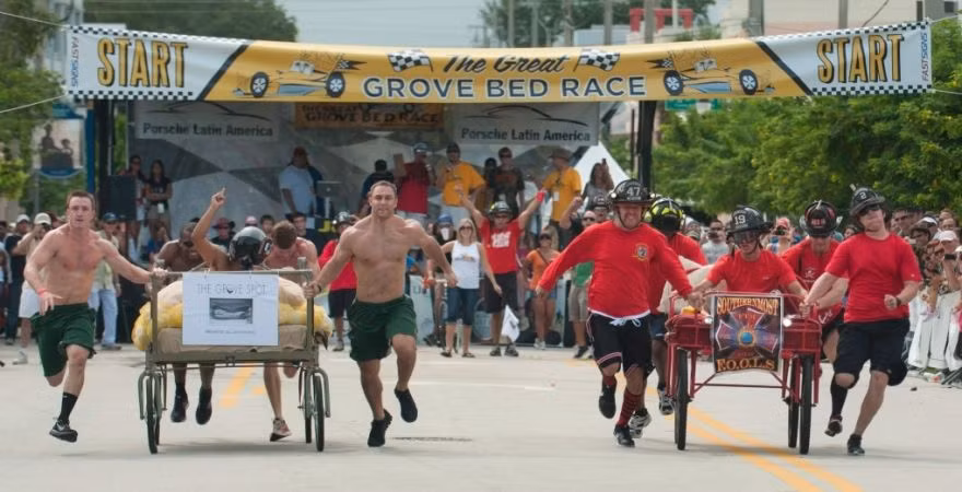 Môn đua... giường ngủ. Các đội sẽ chế một chiếc giường ngủ thành xe đẩy và đua xem giường của ai về đích trước tiên.