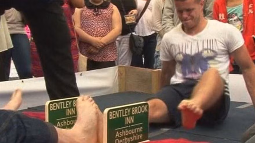 Có vật tay thì cũng có cả môn... vật chân.