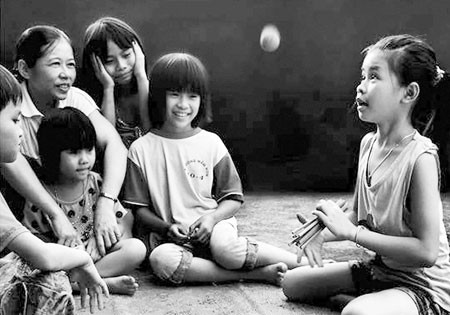 Trò chơi chuyền không chỉ vui tay vui mắt mà còn... vui tai nữa với bài đồng dao "một chuyền mốt" mà bất cứ đứa trẻ con nào cũng thuộc. Ảnh: giadinh.