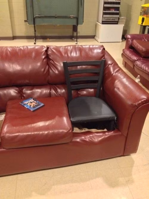 Tận dụng luôn chiếc ghế thừa trong nhà để "bịt" lỗ thủng trên ghế sô-pha. Ảnh: TheWondrous.