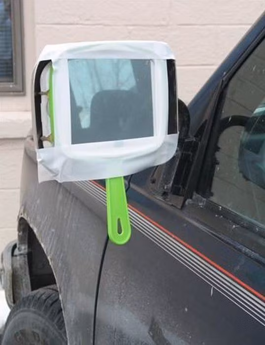 Sửa theo kiểu chữa cháy như thế này rất dễ bị ăn vé phạt nếu lưu thông trên đường. Ảnh: TheWondrous.