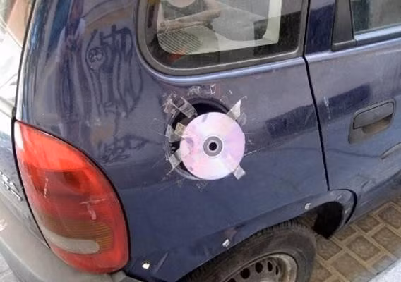 Hay bịt nắp bình xăng bằng băng dính như thế này. Ảnh: TheWondrous.