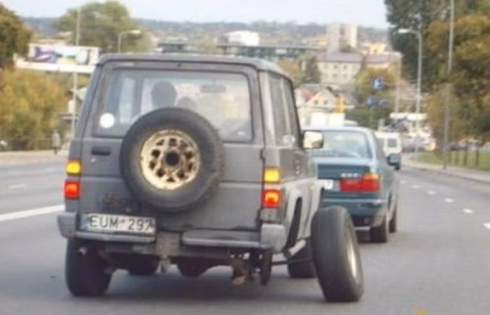 Đôi khi những cách tận dụng đồ đạc xung quanh để chữa cháy lại có thể gây ra nguy hiểm chết người cho cộng đồng. Ảnh: TheWondrous.