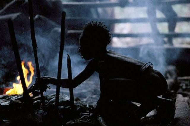 Mặc dù ngày nay đã được tiếp xúc với nền văn minh và một vài thanh niên trong bộ tộc này còn bỏ đến các thị trấn lân cận để làm ăn, sinh sống nhưng bộ tộc này vẫn giữ được những nét riêng biệt vốn có của mình. Ảnh: Pinterest.