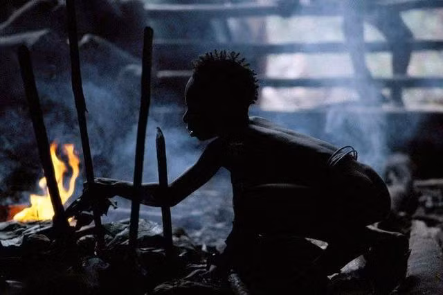 Mặc dù ngày nay đã được tiếp xúc với nền văn minh và một vài thanh niên trong bộ tộc này còn bỏ đến các thị trấn lân cận để làm ăn, sinh sống nhưng bộ tộc này vẫn giữ được những nét riêng biệt vốn có của mình. Ảnh: Pinterest.