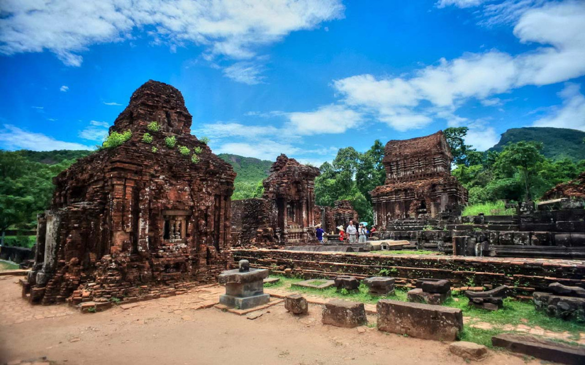 Khu di tích Mỹ Sơn thuộc xã Duy Phú, huyện Duy Xuyên, tỉnh Quảng Nam được UNESCO công nhận là di sản văn hóa thế giới năm 1999. Được vua Bhadravarman xây dựng từ thế kỷ 4 và hoàn tất vào cuối thế kỷ thứ 13, đầu thế kỷ 14 dưới triều vua Chế Mân, Mỹ Sơn là một quần thể với hơn 70 ngôi đền tháp mang nhiều phong cách kiến trúc, điêu khắc tiêu biểu cho từng giai đoạn lịch sử của vương quốc Chămpa.