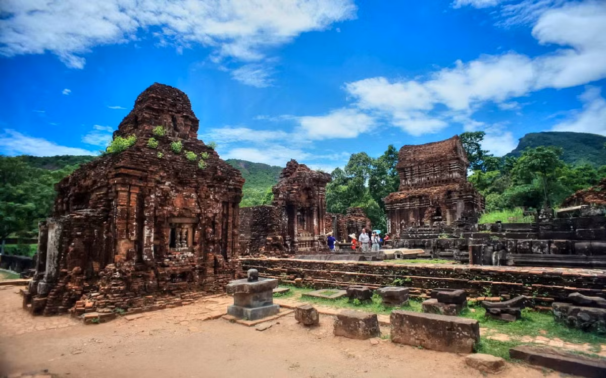 Khu di tích Mỹ Sơn thuộc xã Duy Phú, huyện Duy Xuyên, tỉnh Quảng Nam được UNESCO công nhận là di sản văn hóa thế giới năm 1999. Được vua Bhadravarman xây dựng từ thế kỷ 4 và hoàn tất vào cuối thế kỷ thứ 13, đầu thế kỷ 14 dưới triều vua Chế Mân, Mỹ Sơn là một quần thể với hơn 70 ngôi đền tháp mang nhiều phong cách kiến trúc, điêu khắc tiêu biểu cho từng giai đoạn lịch sử của vương quốc Chămpa.