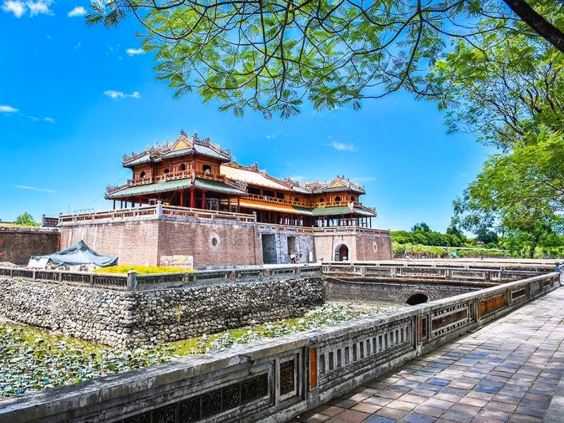 Quần thể di tích Cố đô Huế, được xây dựng từ đầu thế kỷ 19 đến nửa đầu thế kỷ 20, trở thành di sản văn hóa thế giới năm 1993. Công trình nổi bật với ba vòng thành theo thứ tự từ lớn đến nhỏ: Kinh thành, Hoàng thành và Tử cấm thành.