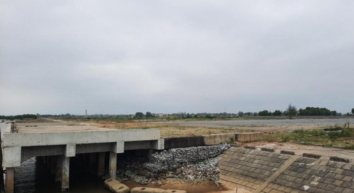 Thế nhưng, sau khi hoàn thành một số hạng mục công trình, dự án này vắng bóng máy móc thiết bị thi công suốt một thời gian dài. (Ảnh: Giao thông).