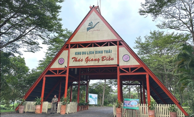 Đoàn thanh tra còn thanh tra khu du lịch sinh thái thác Giang Điền. Đây là khu du lịch sinh thái hoạt động hơn 10 năm nay, là điểm du lịch thu hút rất đông du khách vào dịp cuối tuần. (Ảnh: Dân Trí).