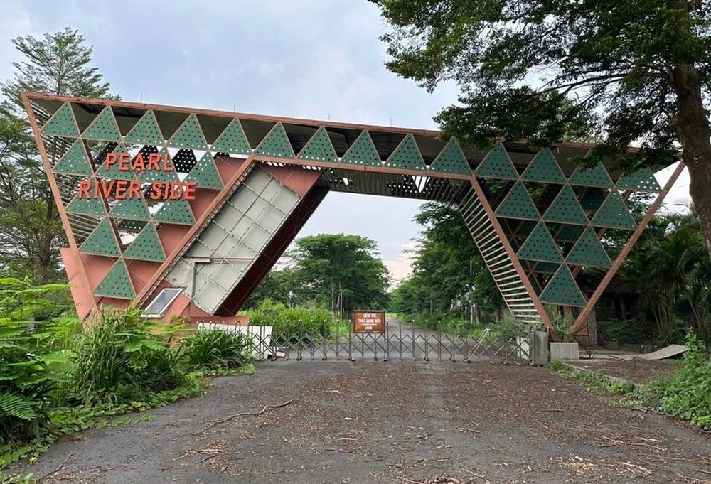 Cổng vào khu dân cư Giang điền (khu B và Khu C) nhếch nhác. (Ảnh: Pháp luật TP HCM).