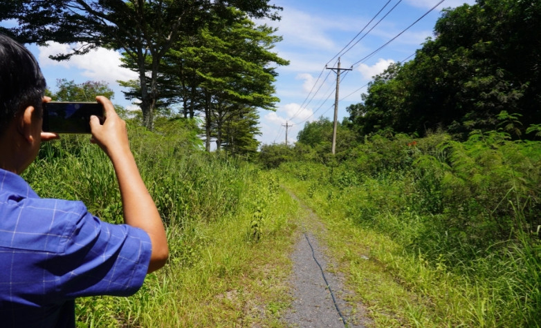 Dự án khu dân cư Giang Điền bán đất cho khách nhưng hơn 10 năm vẫn chưa có sổ hồng, cỏ dại mọc um tùm, vắng bóng người. (Ảnh: Dân Trí).