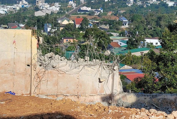 Liên quan công trình này, trước đó ngày 3/7, UBND TP Bảo Lộc đã quyết định tạm đình chỉ công tác đối với ông Trần Văn Hiếu - Chủ tịch UBND phường Lộc Sơn, để xem xét xử lý kỷ luật do thiếu trách nhiệm trong công tác quản lý trật tự xây dựng. (Ảnh: Người lao động).