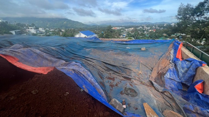 Dự kiến việc tháo dỡ bờ ta luy không phép sẽ kéo dài khoảng 10 ngày. (Ảnh: Pháp luật TP.HCM).