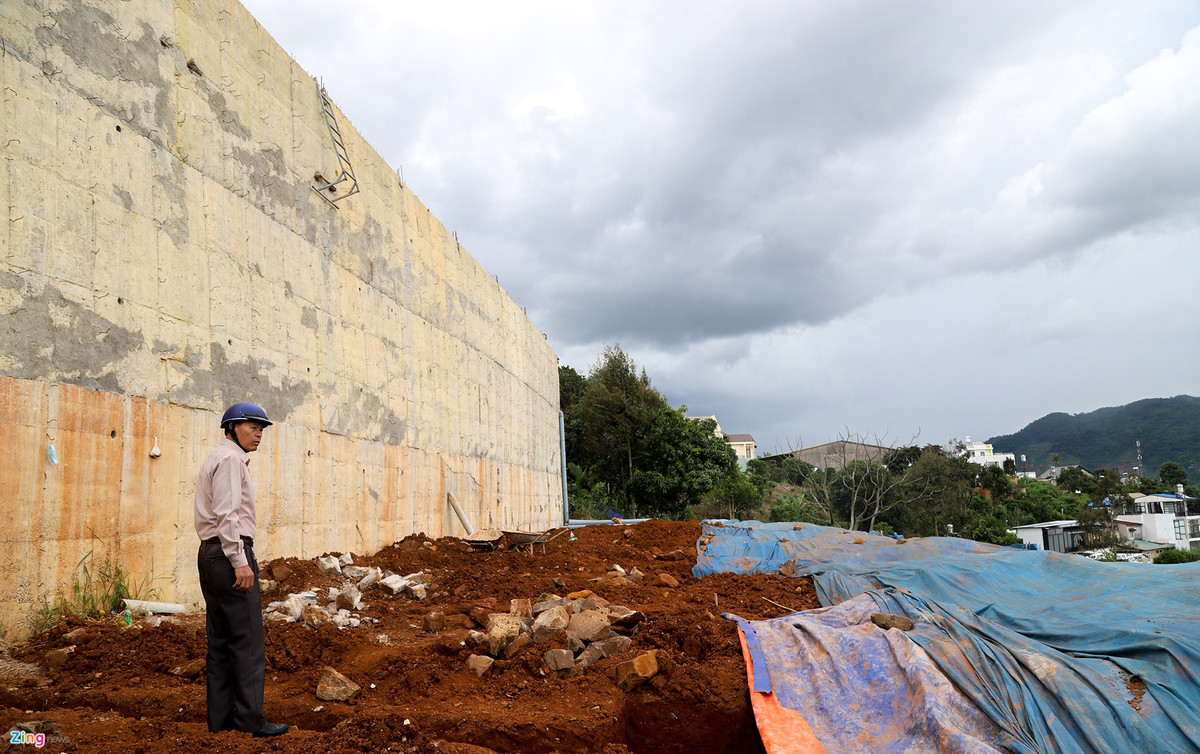 Ngoài việc cắt cử người giám sát tại khu vực giải tỏa, UBND phường Lộc Sơn còn bố trí lực lượng dân quân chốt chặn tại khu vực nói trên để cảnh báo cho người dân tránh xa bờ ta luy đang bị sụt lún nguy hiểm, đề phòng xảy ra sự cố. (Ảnh: Zing).