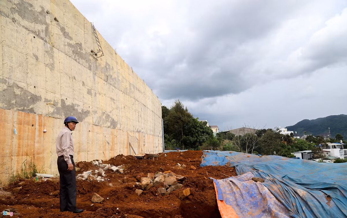 Ngoài việc cắt cử người giám sát tại khu vực giải tỏa, UBND phường Lộc Sơn còn bố trí lực lượng dân quân chốt chặn tại khu vực nói trên để cảnh báo cho người dân tránh xa bờ ta luy đang bị sụt lún nguy hiểm, đề phòng xảy ra sự cố. (Ảnh: Zing).