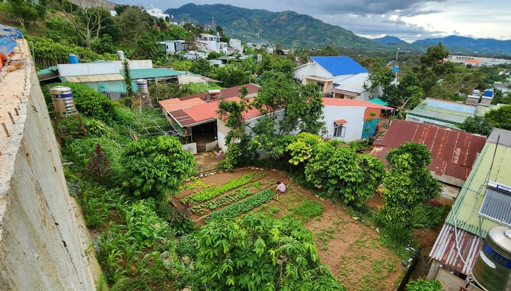 UBND phường Lộc Sơn đã phải vận động 4 hộ dân với 14 nhân khẩu ở phía dưới bờ taluy di dời đến nơi an toàn. (Ảnh: Dân Việt).